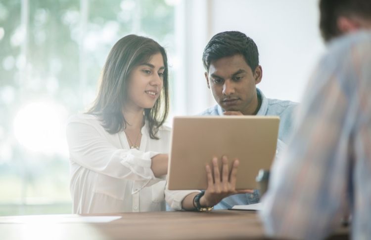 Sans clients, aucun de nous ne serait en affaires. Donc, pour rester en activité, nous devons écouter les commentaires de nos clients.