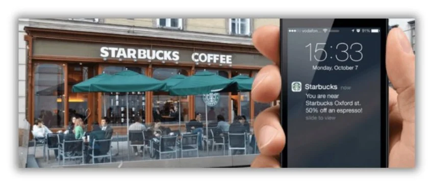 Le dernier, mais non le moindre, de notre liste d'exemples de geofencing est Starbucks. La chaîne de cafés utilise son application de géofencing de plusieurs façons pour attirer davantage de clients.